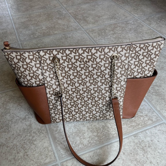 Dkny Handbags - DKNY Gigi Tote Purse